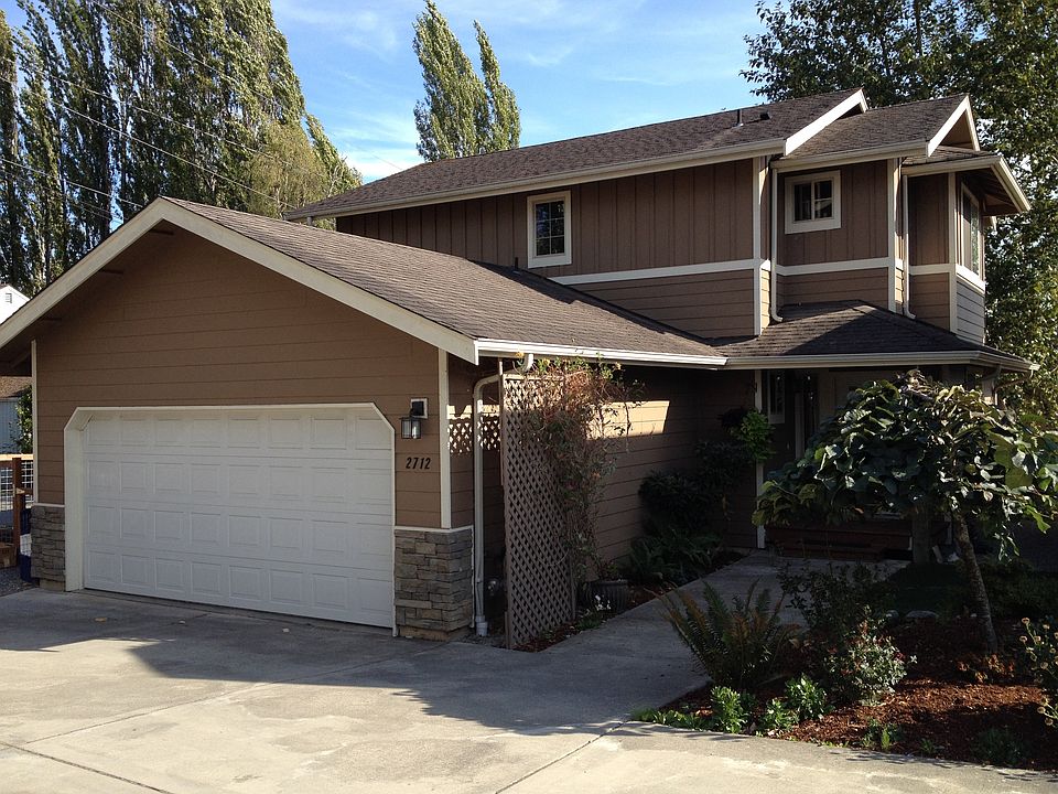 Front of house with 2 car garage (one large, 2 small)