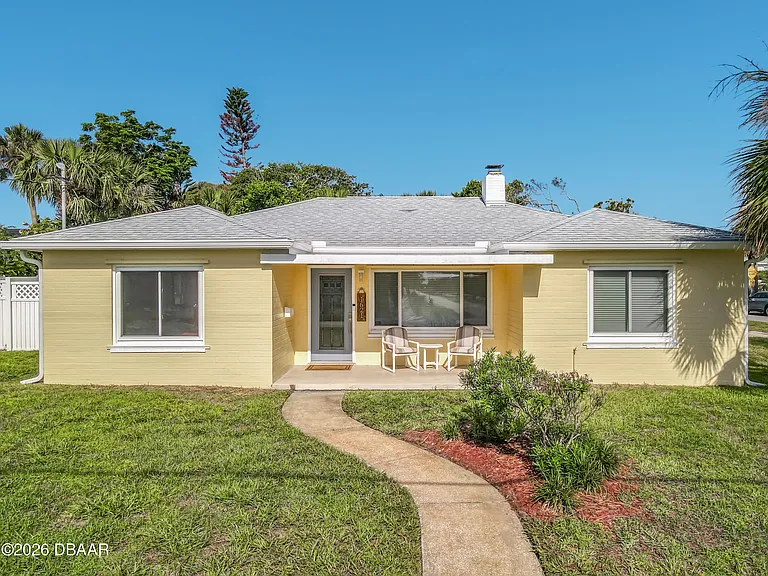 1621 N Oleander Ave — Photo 2
