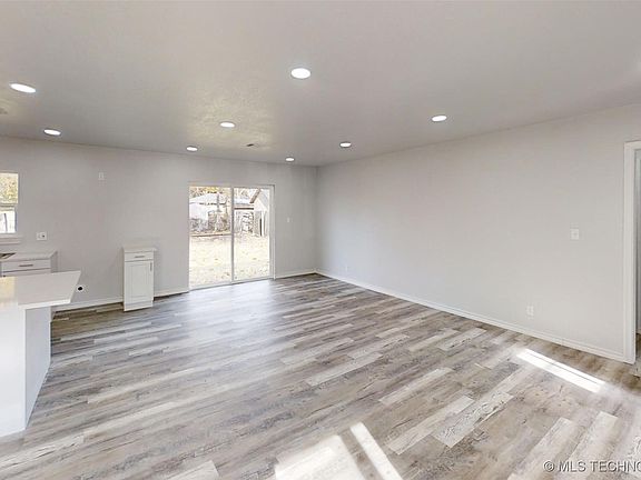 5th image of 1413 E 52nd Pl