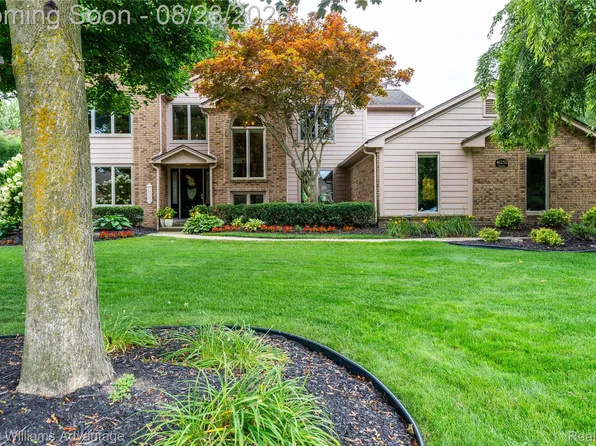 46255 Greenridge Dr, Northville, MI 48167