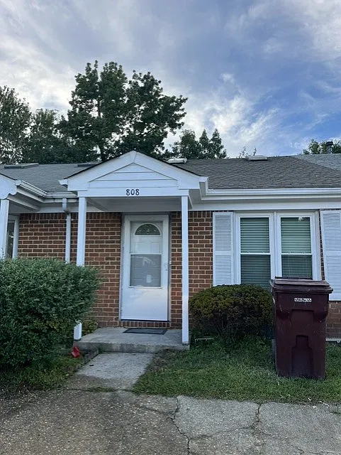 3 bed, 1058 sqft, $2,700 — Photo 1