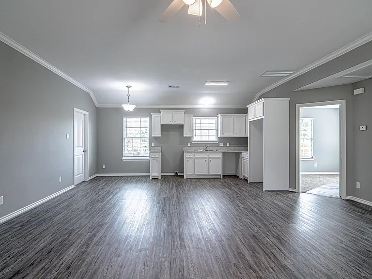100 Shorewood Dr — Photo 3