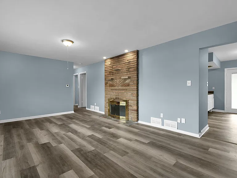 3159 Stephen Dr S — Photo 5
