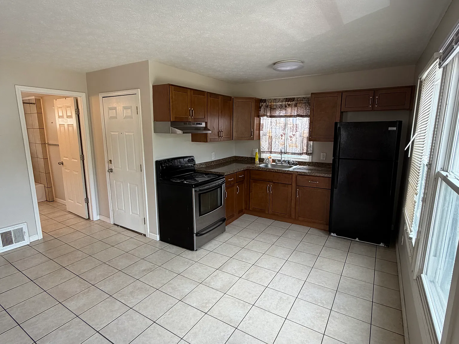 2 bed, $1,100 — Photo 2