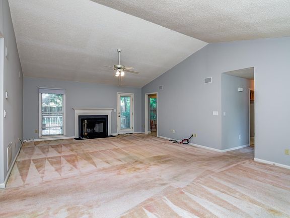 5th image of 12 Hyde Park Ln