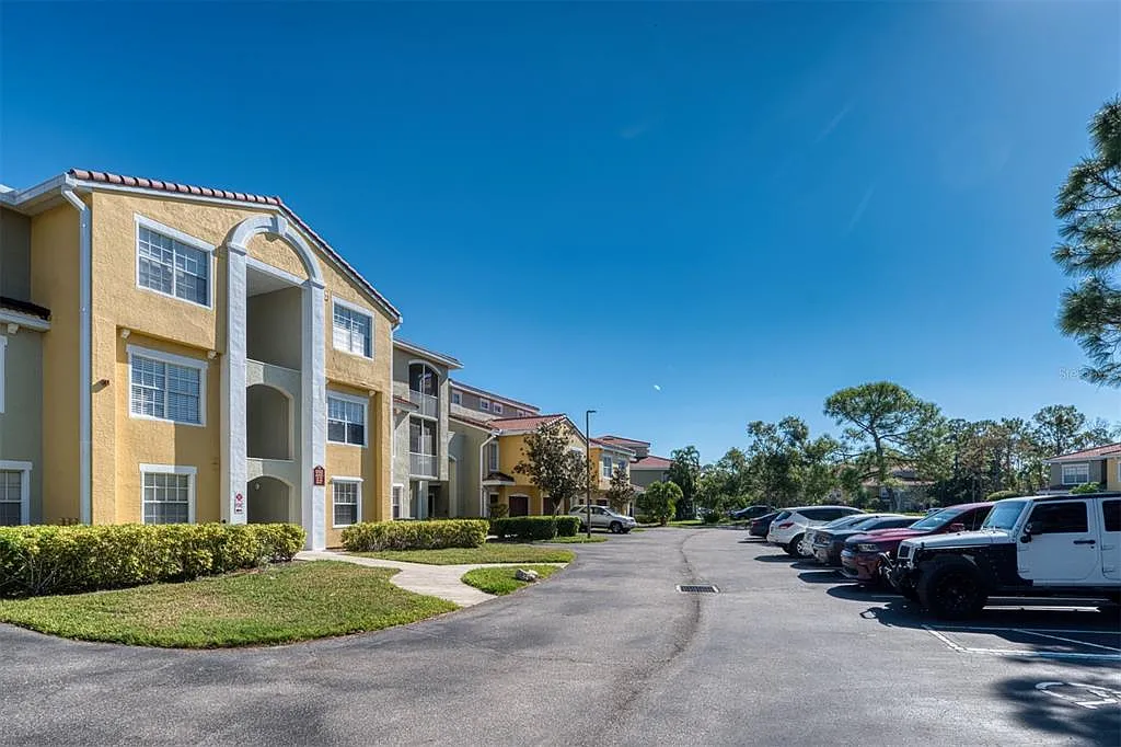 2 bed, 2.0 bath, 1241 sqft, $1,995 — Photo 2