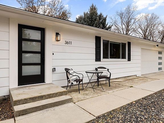 3rd image of 3611 W Pinehurst Dr