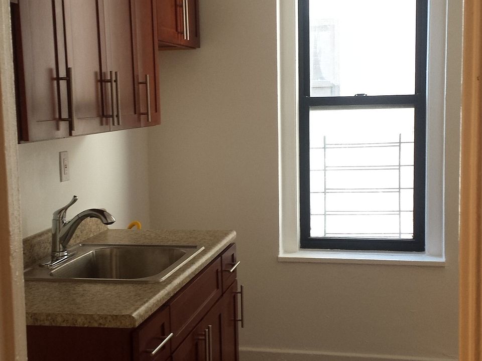 2nd image of 3000 Valentine Ave