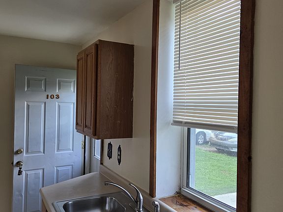 5th image of 103 Railroad Ave #103