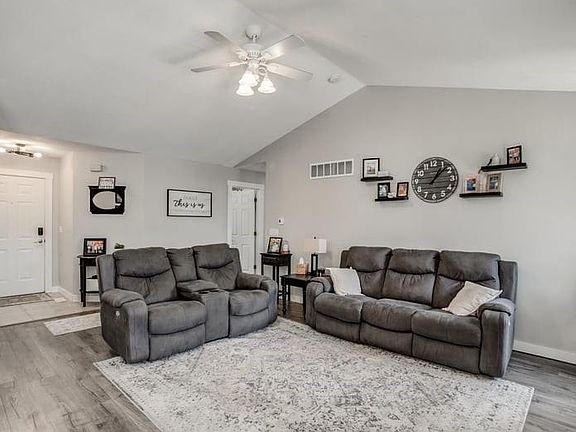 4th image of 1320 Pin Oak Cir