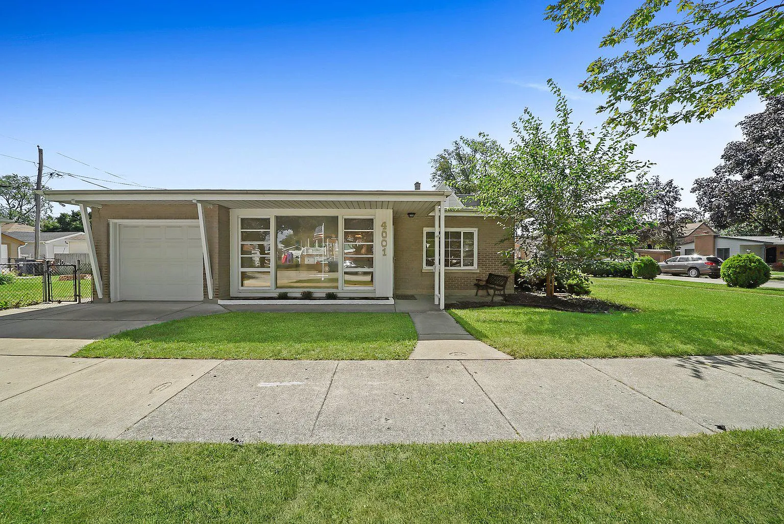 4001 Clarence Ave photo 1