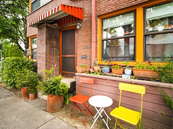 2025 SE Caruthers St APT 2, Portland, OR 97214