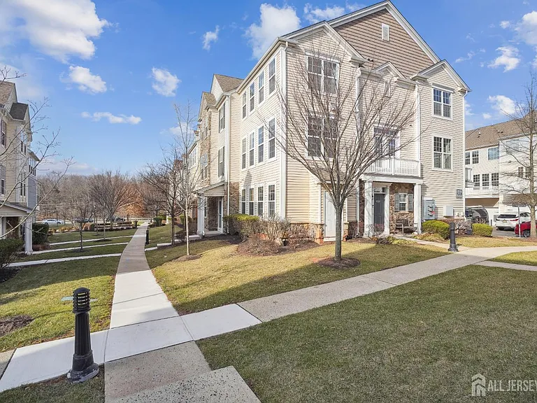 1501 Gabriel Ln — Photo 2