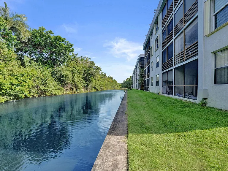 106 Royal Park Dr #2A — Photo 32
