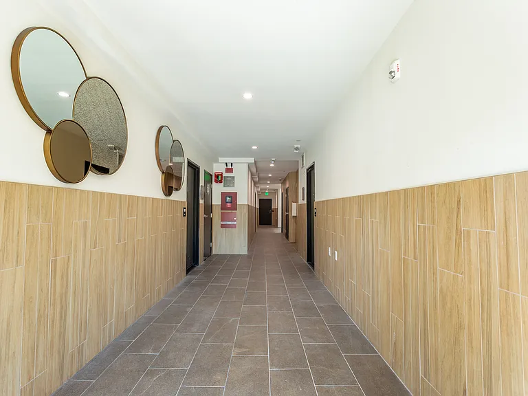 1450 S Barrington Ave — Photo 38