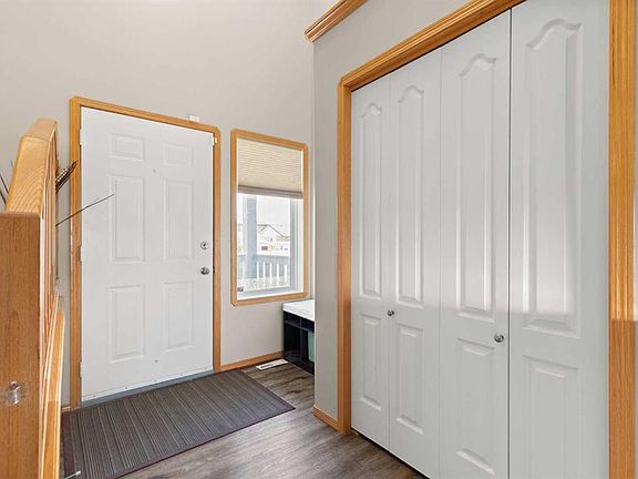 5th image of 930 S Kipling Cres SW