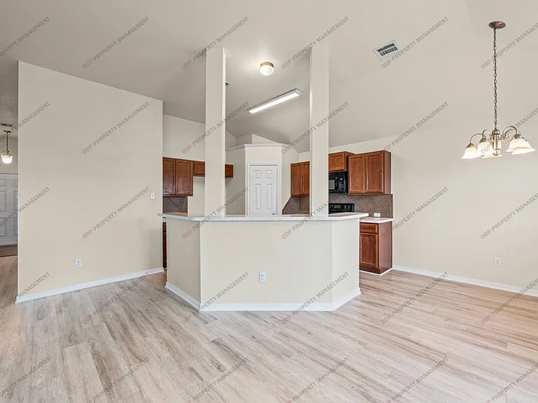 7811 Redbrush — Photo 10