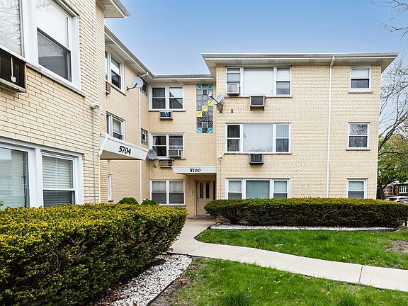 3rd image of 5700 W Montrose Ave APT 2D
