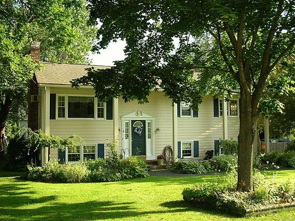 3rd image of 8 Peggy Ln