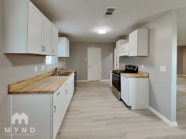 204 E Avenue C — Photo 3