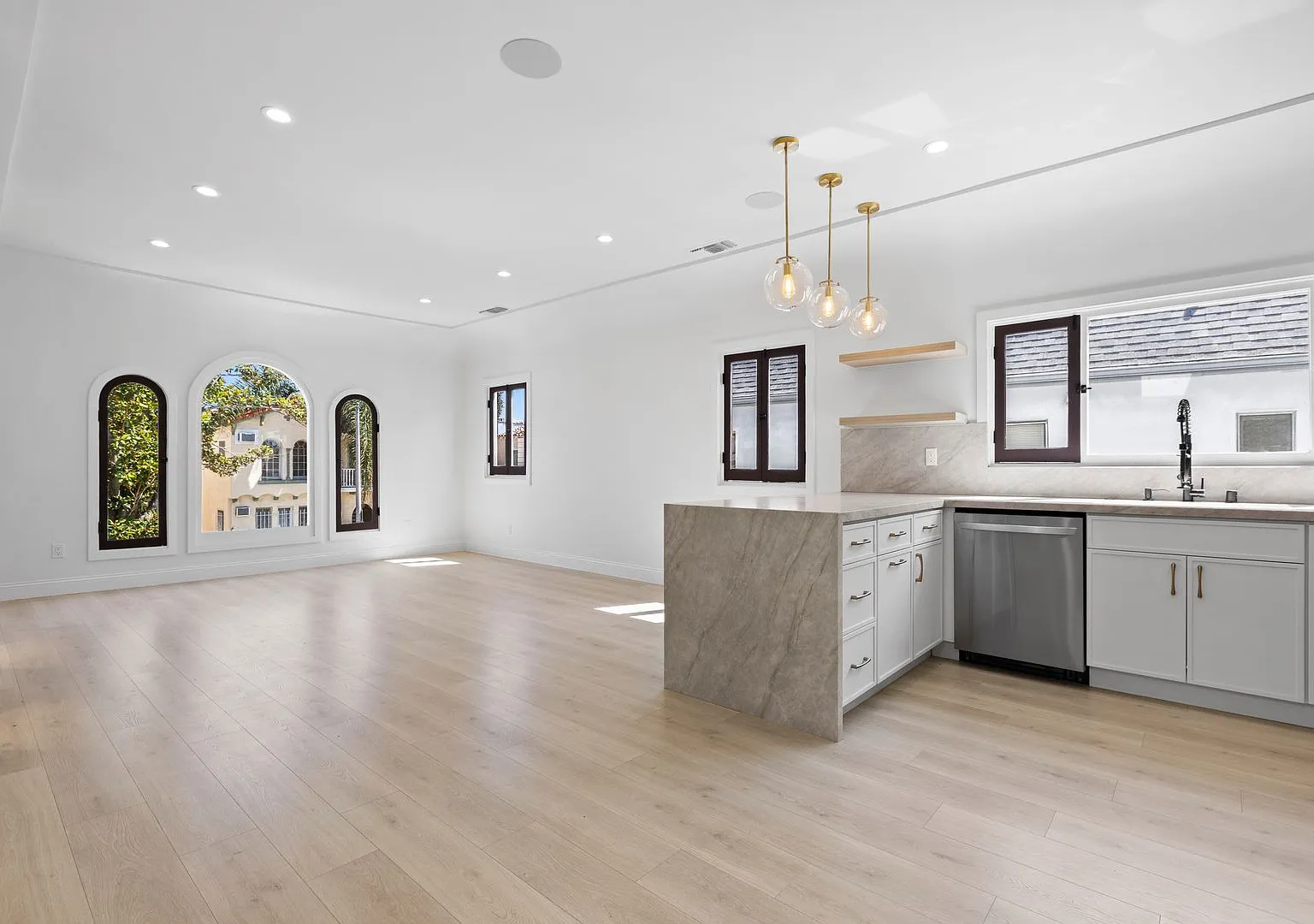 3 Bed / 2 1/2 Bath Luxury Apartments - Just steps from The Grove! — Photo 2