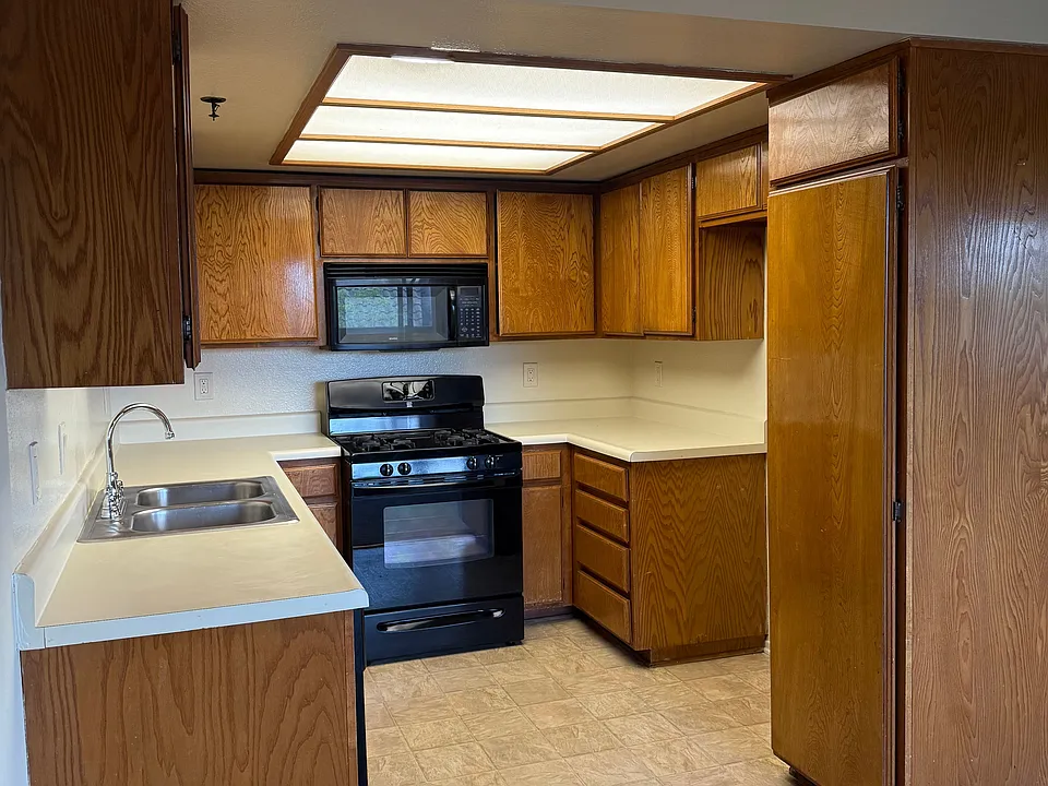 Oven, dishwasher, microwave and pantry
