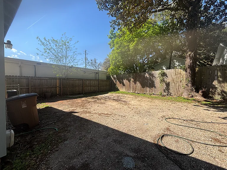 2052 Dauphin St #B — Photo 15