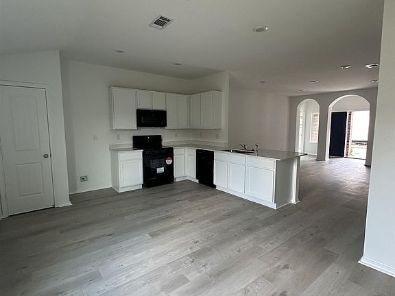3rd image of 1519 Meadows Dr