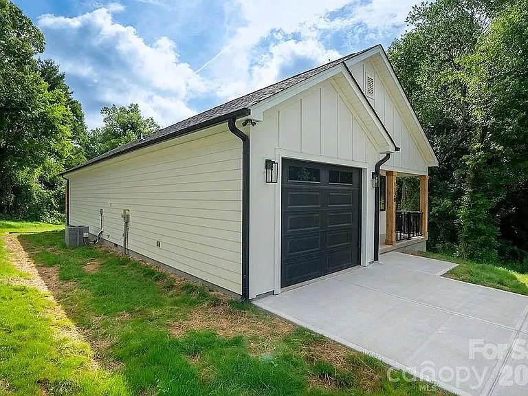 1120 Rosehill Dr — Photo 2