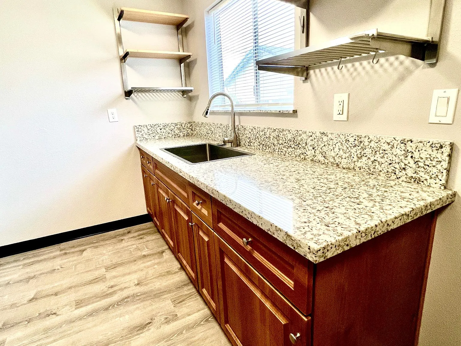 763 Hayes Ave — Photo 3