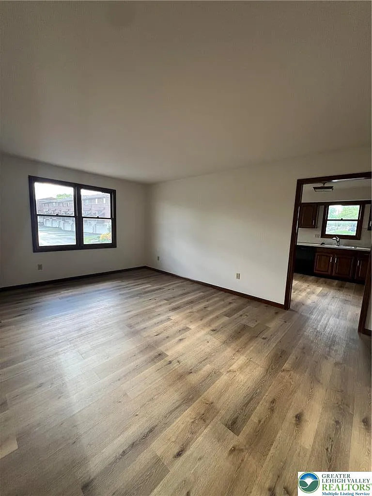 2 bed, 1.5 bath, 1100 sqft, $1,815 — Photo 3