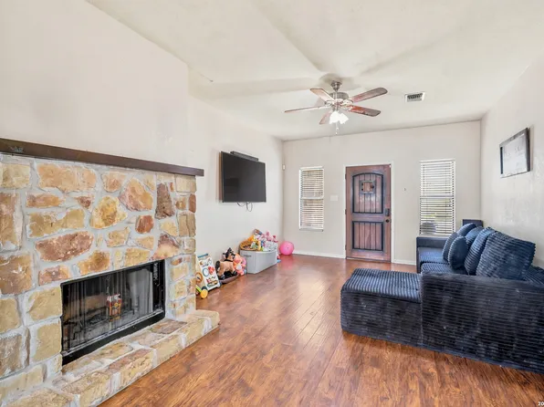 531 INDIAN XING, Jourdanton, TX 78026