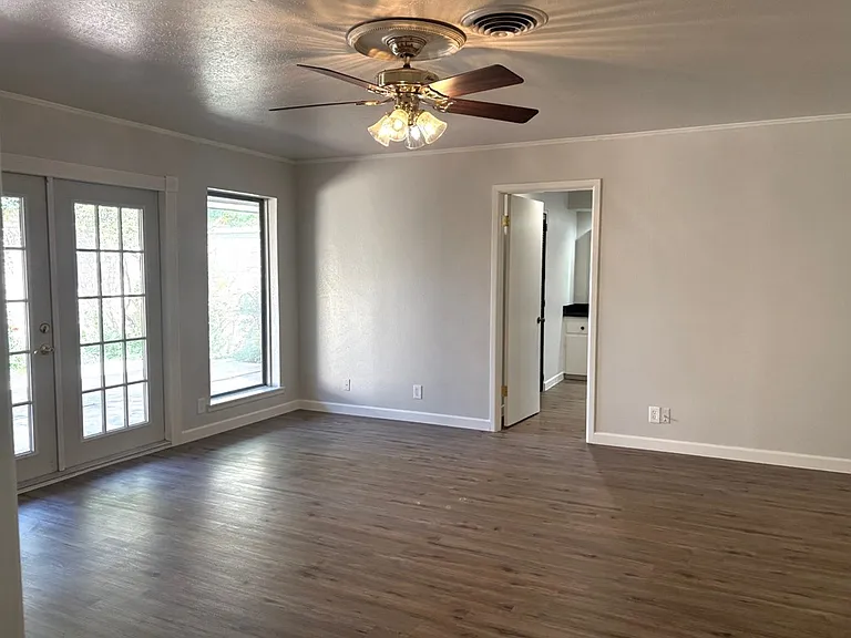 1413 Ventura Ave — Photo 13
