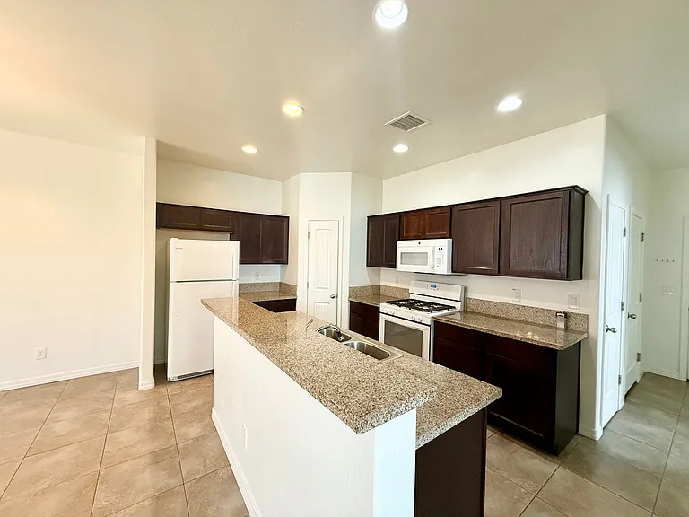 8195 E Ashley Dr — Photo 4