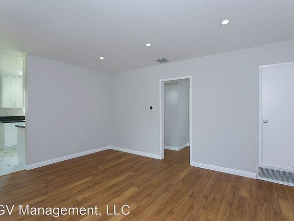 4th image of 215 E Live Oak St #2