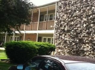 848 Willow Ln APT 6, Sleepy Hollow, IL 60118