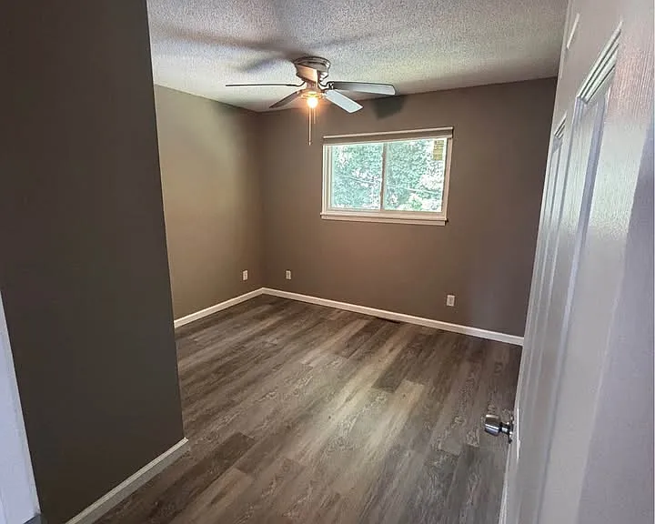 109 Redwood Rd — Photo 8