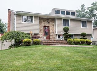 9 Mohegan Ln, Commack, NY 11725