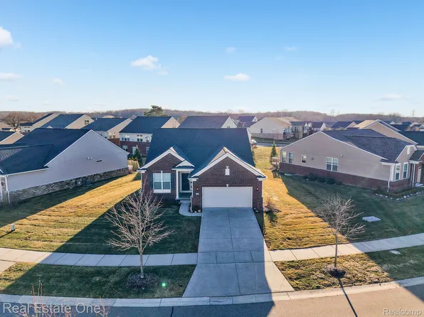 1155 Lark St, Lake Orion, MI 48360