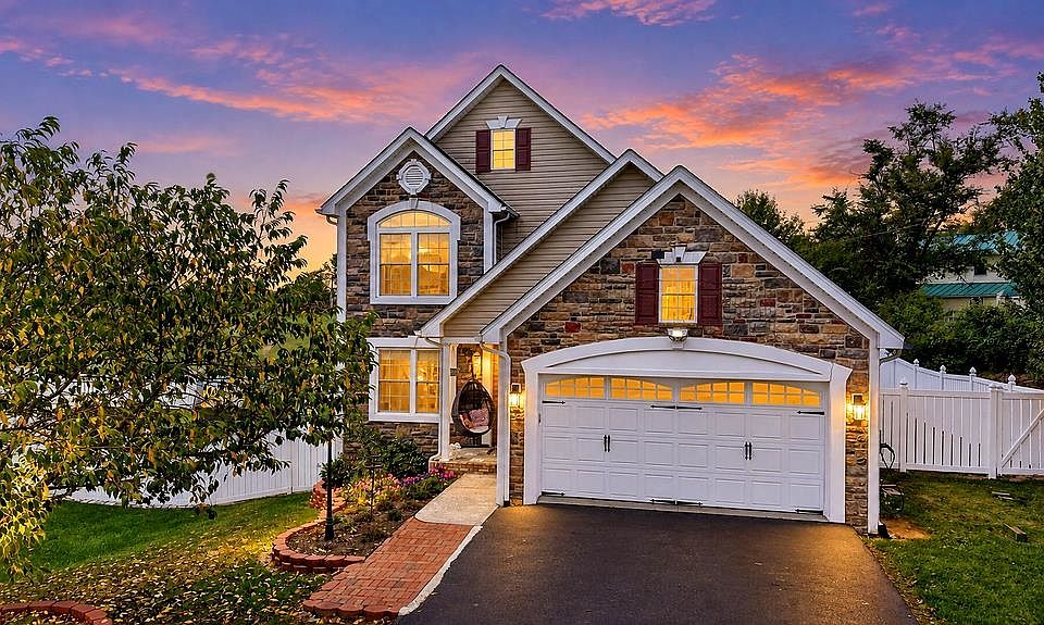 1st image of 33 Foxcrest Rdg