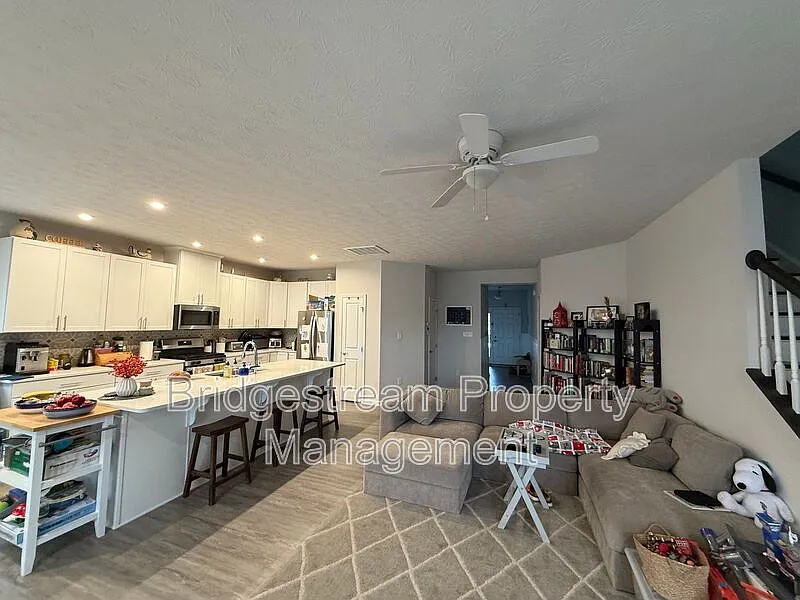 Building Photo - 2194 Schmidt Dr