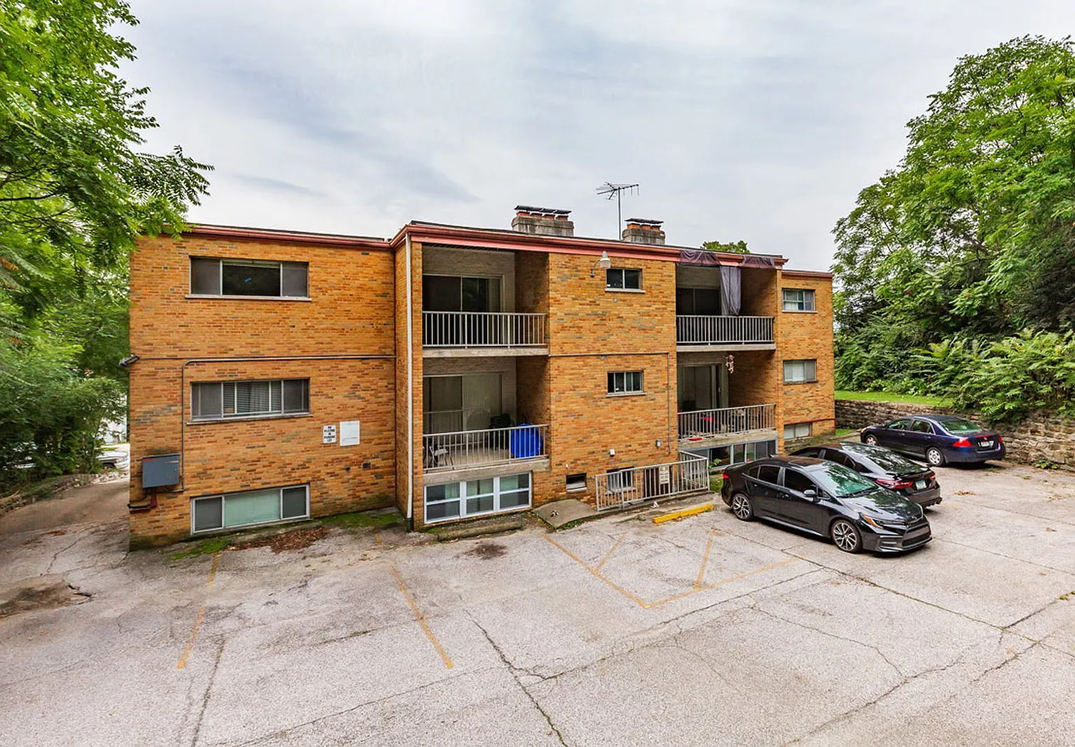 2 bed, 1.0 bath, 756 sqft, $1,020 — Photo 2