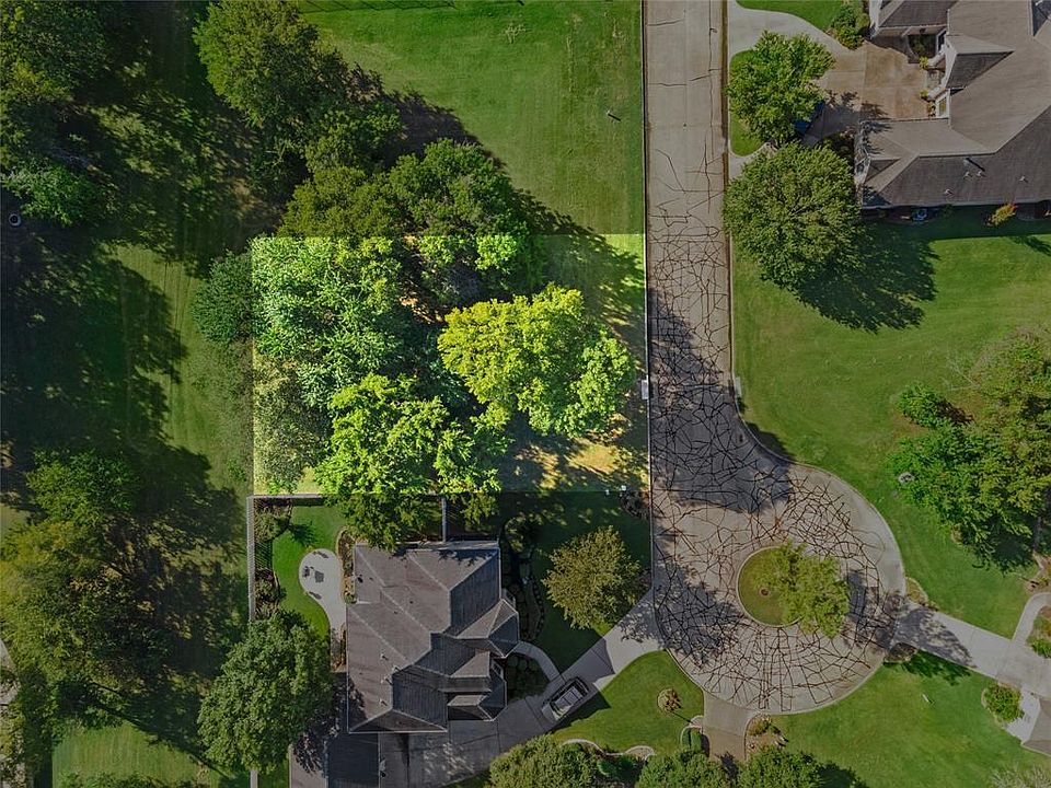 1st image of 18 Hillsborough Dr E