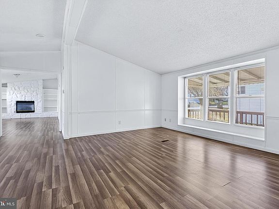 5th image of 102 Arrowwood Ct