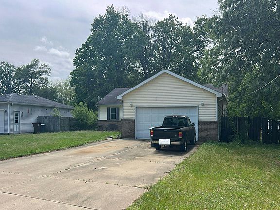 2nd image of 725 E Rose Ln