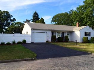 27 Robin Hood Dr, Riverside, RI 02915