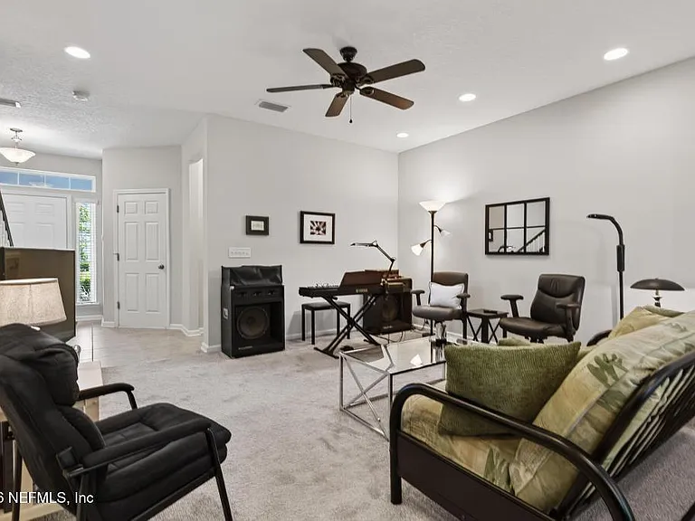 381 Richmond Dr — Photo 8