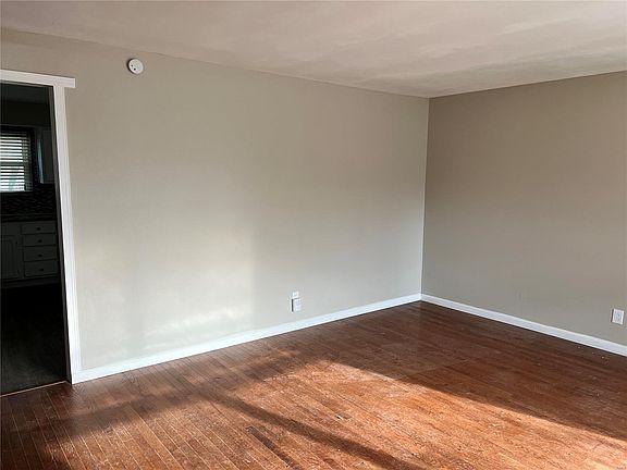 4th image of 11 Longhenrich Dr