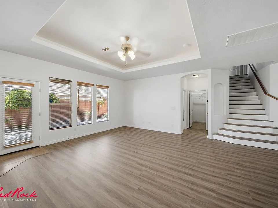 3304 W Palomar