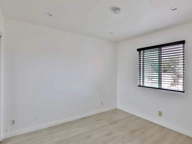 1881 W Jefferson Blvd — Photo 29